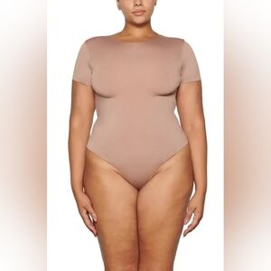 NWOT SKIMS ESSENTIAL T-SHIRT THONG BODYSUIT IN TIGER EYE SIZE XXS/XS